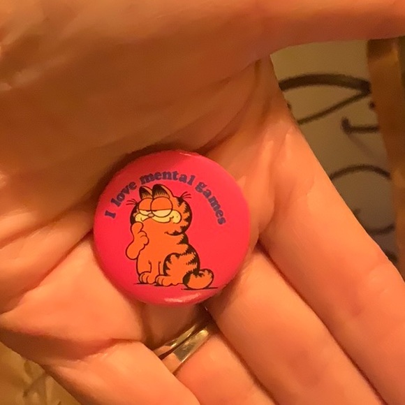 2 Novelty Button Pins & 1 Mini Garfield - Picture 7 of 16